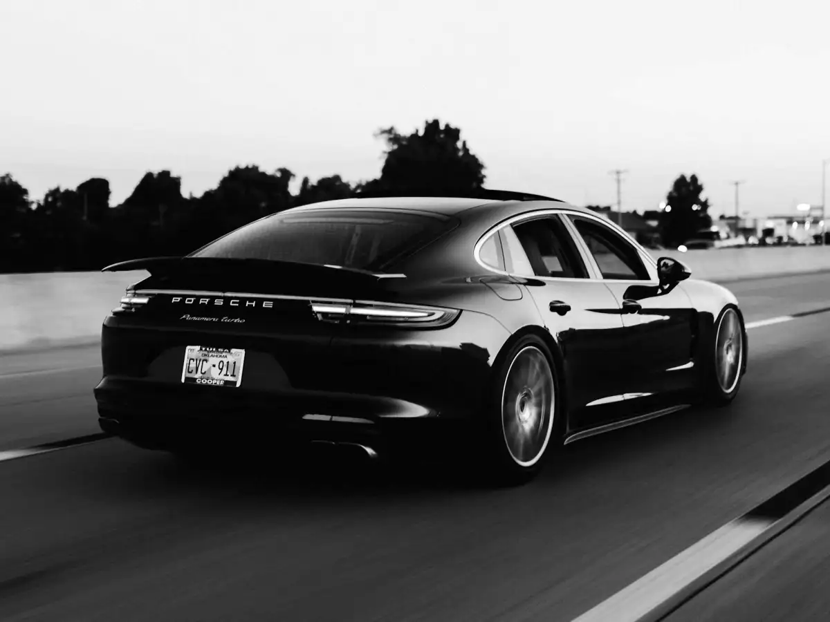 Schwarz-weiße Aufnahme einer Limousine auf der Autobahn